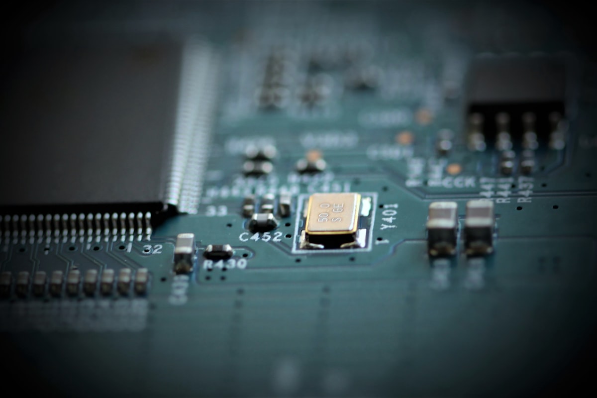 Печатная плата с SMD-компонентами на стадии снятия с производства